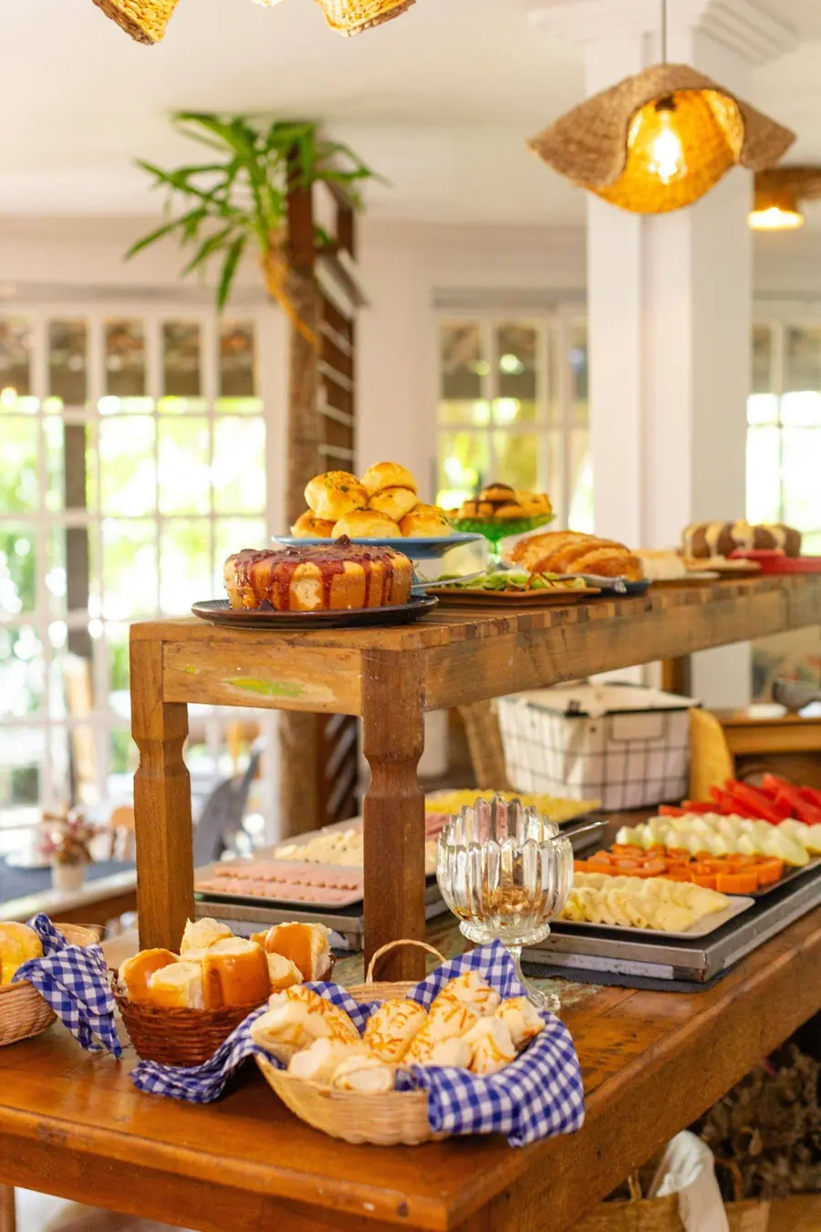 Mesa de bolos e pães