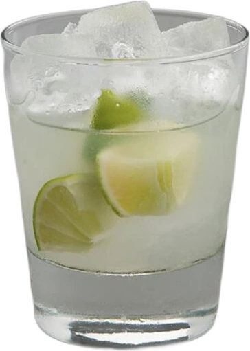 Caipirinha com limão e gelo
