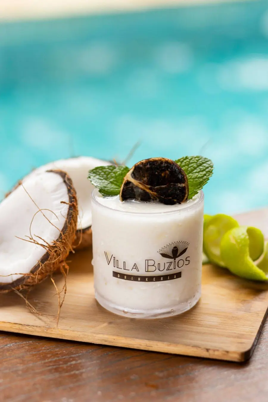 Drink no coco à beira da piscina