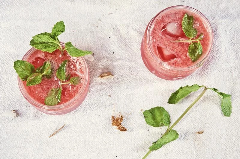 Drinks de morango com hortelã