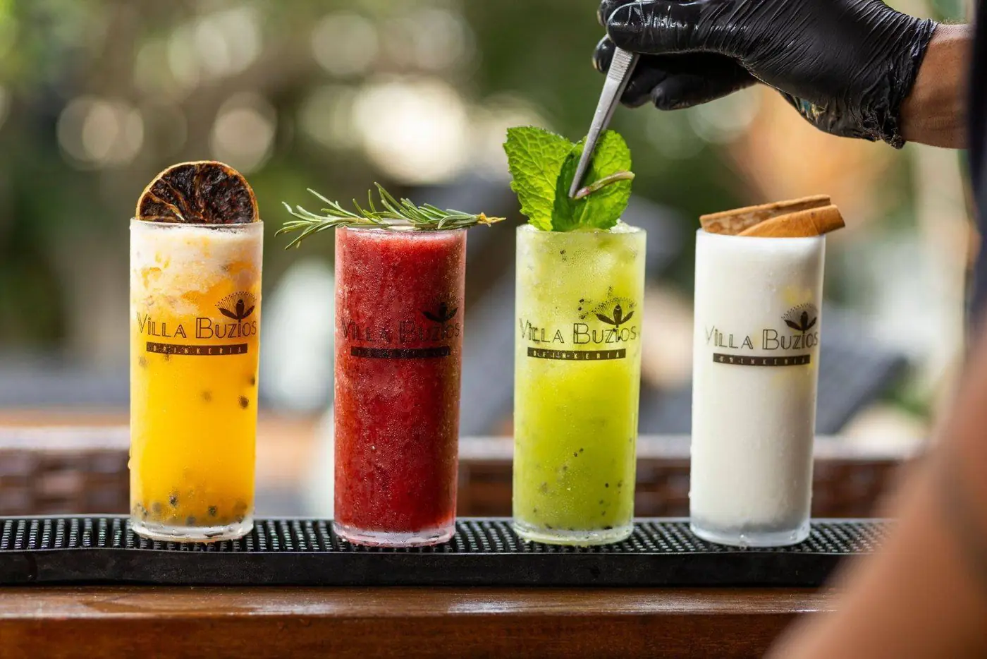 Quatro drinks coloridos no balcão