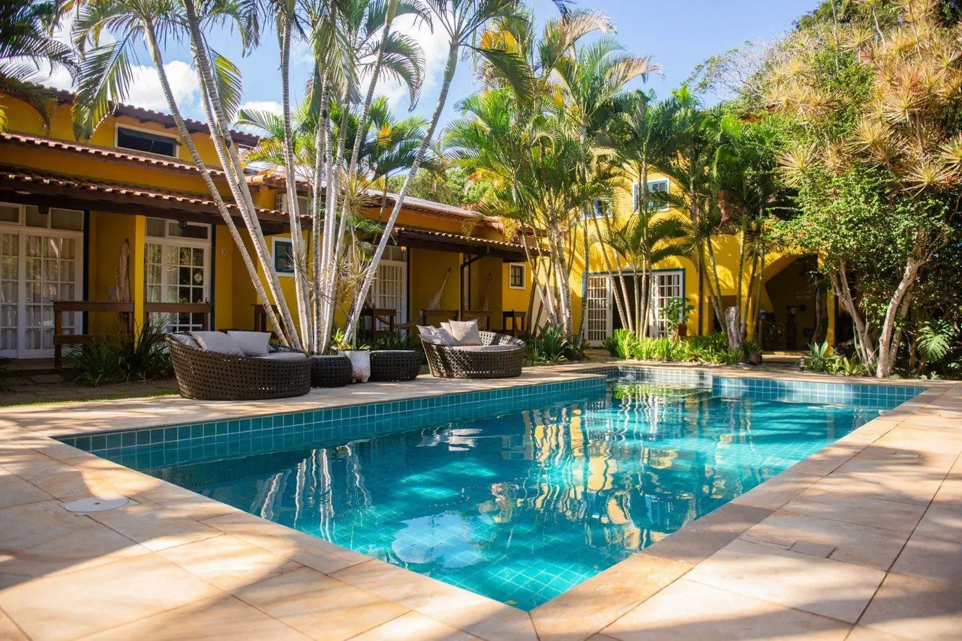 Piscina com espreguiçadeiras