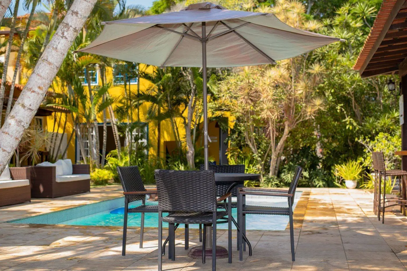 mesa na beira da piscina