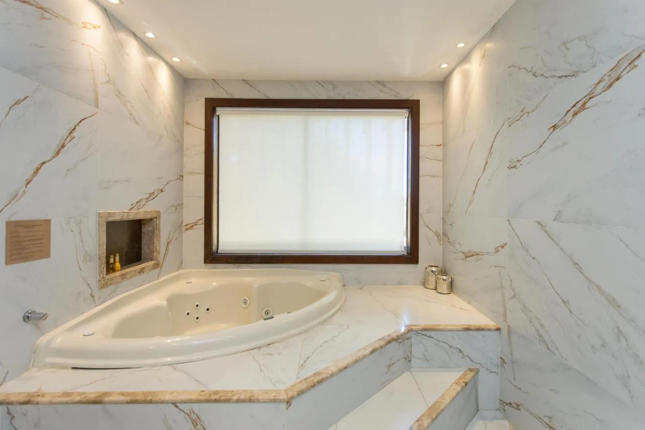 Banheira de hidromassagem da Suíte Villa Master