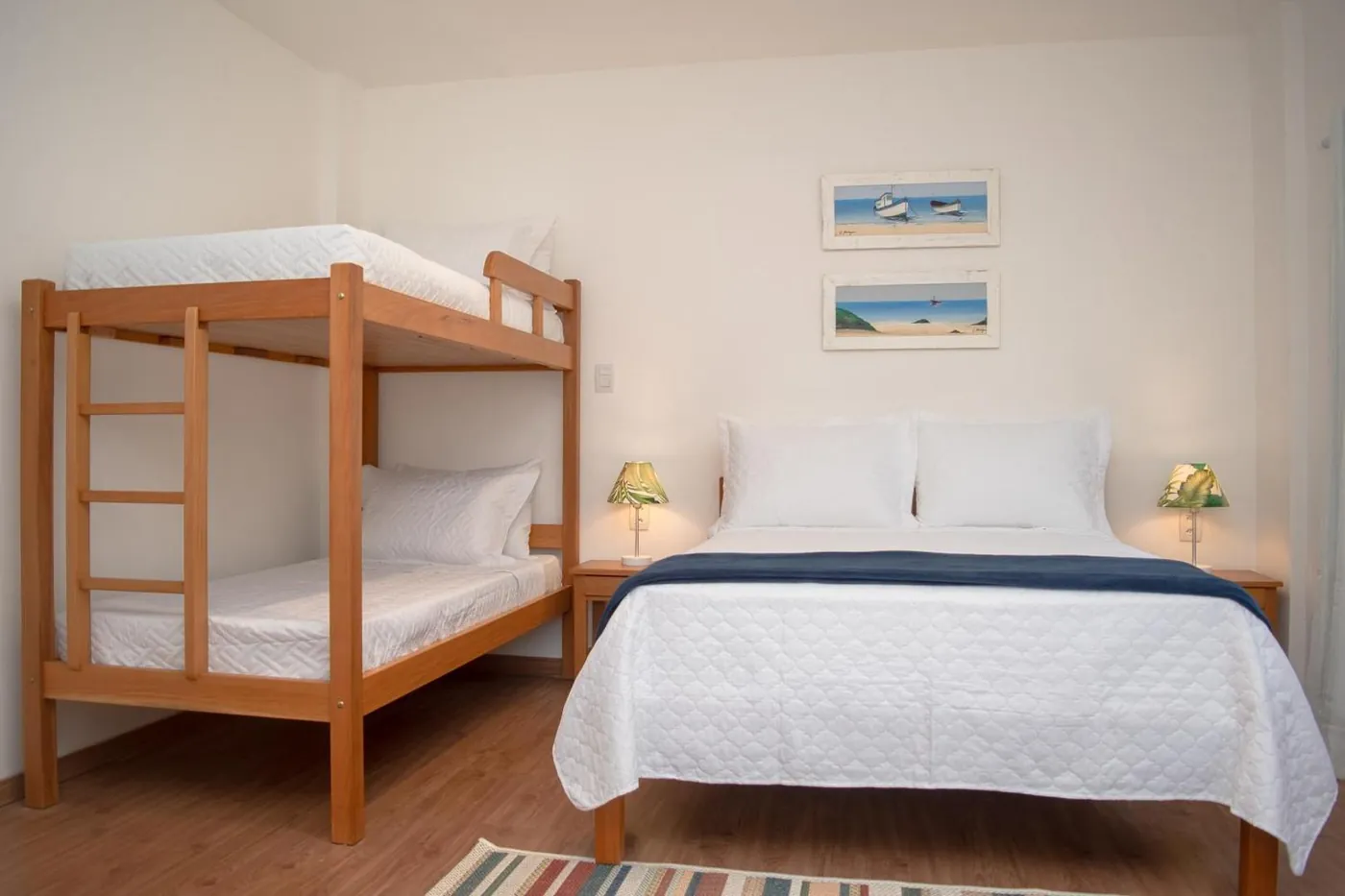 Suíte com cama de casal e beliche