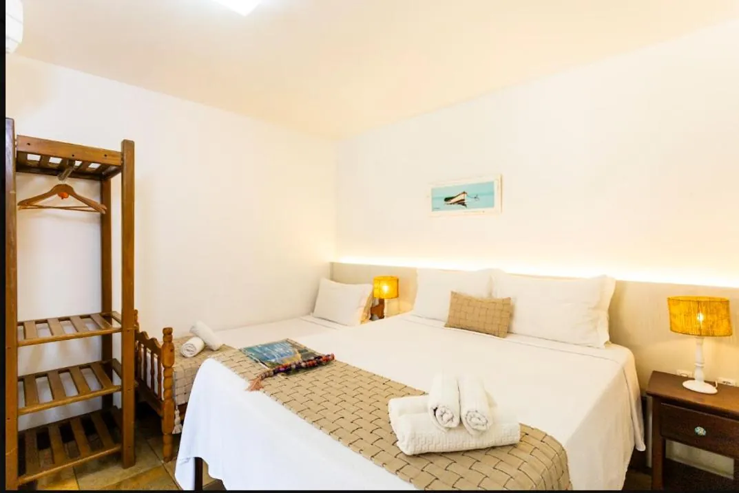 Suíte tripla com cama de casal e cama de solteiro