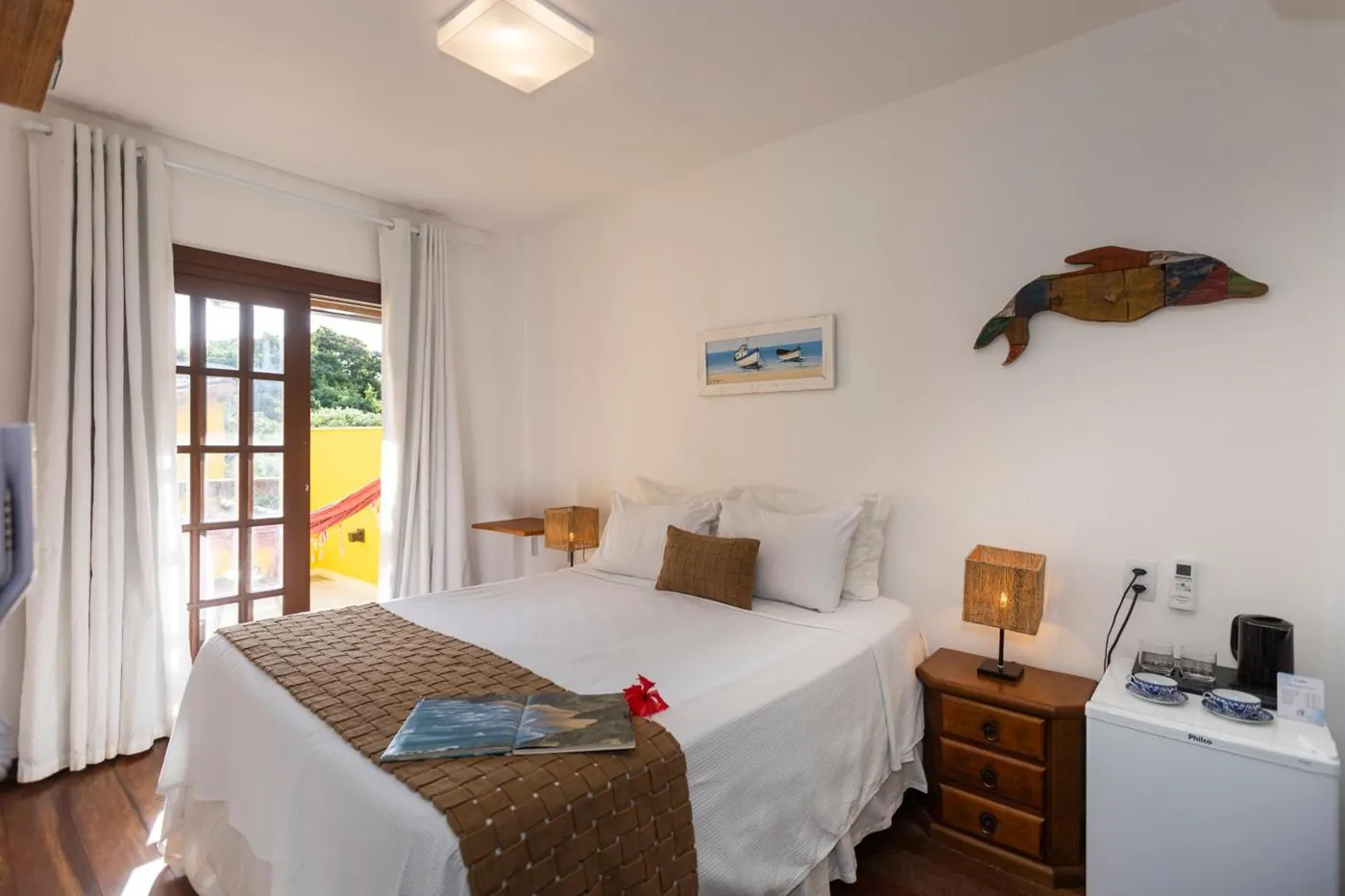 Suíte com cama queen e porta para a varanda