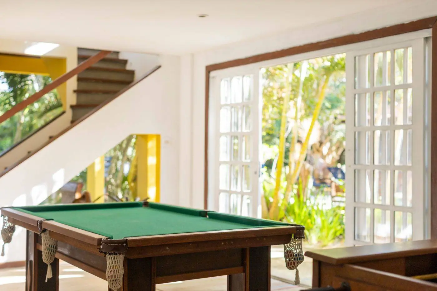 Sala de jogos com mesa de sinuca